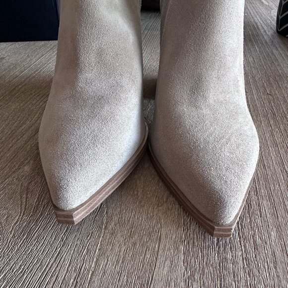 Marc Fisher Oshay Bootie Suede Block Heel Western Pointed Toe Light Grey 10 NWB - Picture 5 of 10